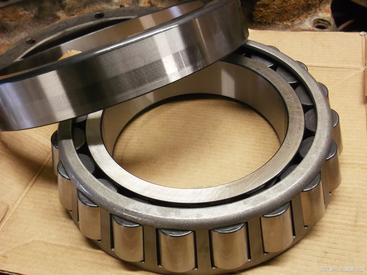 今天我們講講在客戶驗(yàn)收時(shí)經(jīng)?？吹讲⑻岬降摹八{(lán)邊軸承”，“黑邊軸承”，“花邊軸承”。